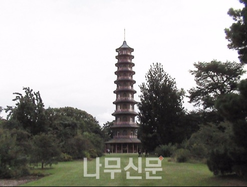 큐 식물원 한 가운데 서있는 중국식 10층탑