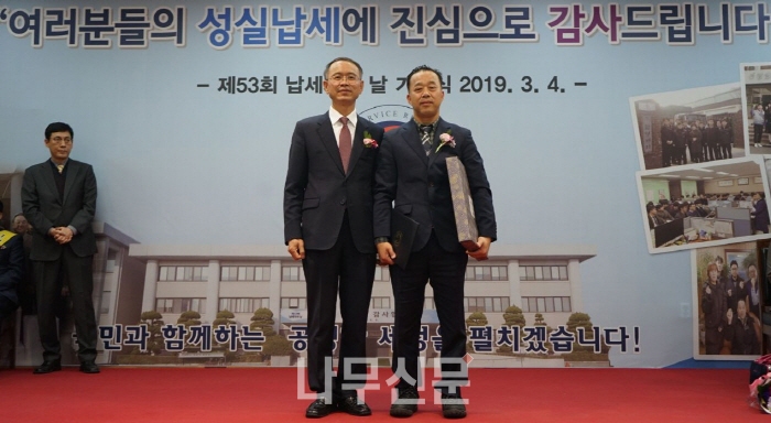 대전 동방합판의 자회사 (주)대승물산(대표 서원진)이 3월4일 제53회 납세자의 날을 기념식에서 국세청장으로부터 모범납세자상을 수상했다.