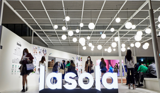 한솔홈데코가 28일까지 동대문 디자인 플라자(DDP)에서 개최되는 ‘서울 디자인 2022’에 참가하고 있다.