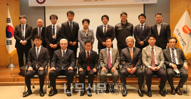 간담회 이후 기념촬영을 하고 있는 통상교류단과 삼익산업 관계자들. 사진 앞줄 오른쪽에서 네 번째 김중근 회장, 다섯 번째 코치현 지사, 여섯 번째 코치현 의회 의장.