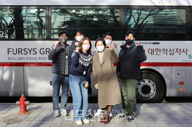 퍼시스그룹 임직원들이 서울 오금동 본사 앞 헌혈차에서 단체 헌혈 행사를 진행했다.