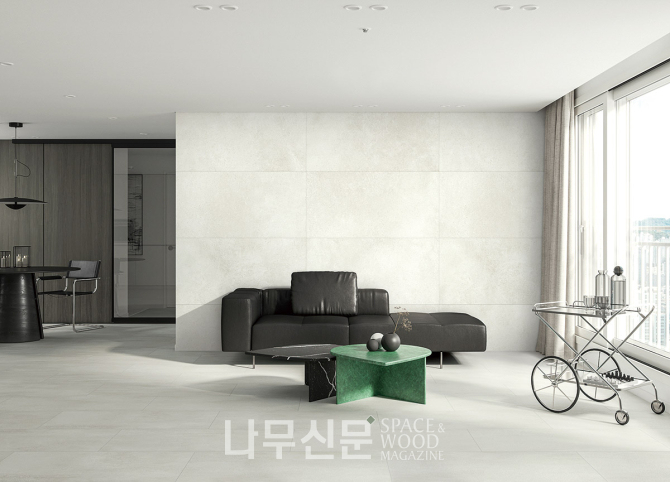 대리석 룩 디자인의 벽장재 '에디톤 월_콘크리트라이트' 제품이 적용된 거실.