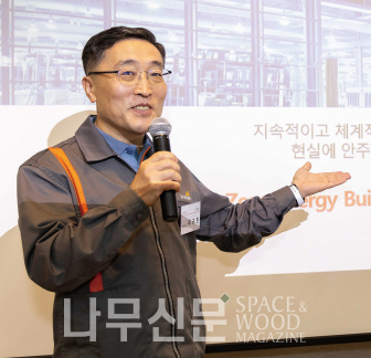 이건창호 최규환 대표가 28일 오전 인천 미추홀구에서 열린 기자간담회에서 사업현황 및 향후 중장기 전략에 대해 설명하고 있다.