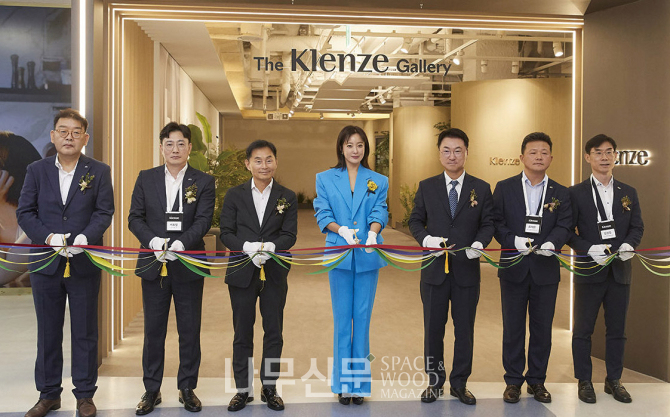 KCC가 프리미엄 창호 전시장 ‘The Klenze Gallery(더 클렌체 갤러리)’를 서울 서초동 본사에 오픈했다.
