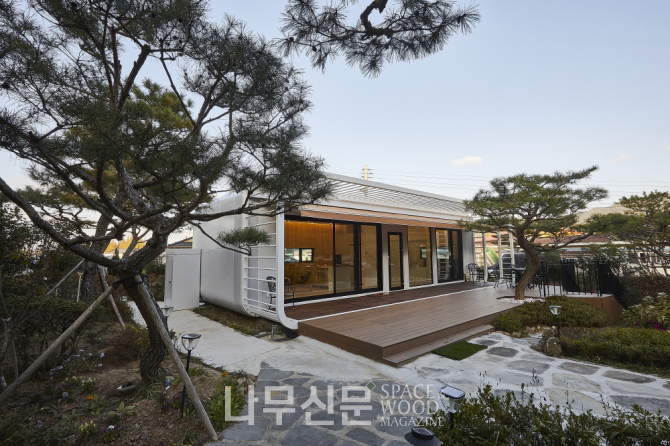 신우건축디자인의 MCM코스모스가 전남 담양에 모듈러주택 ‘아루가’를 완공했다.