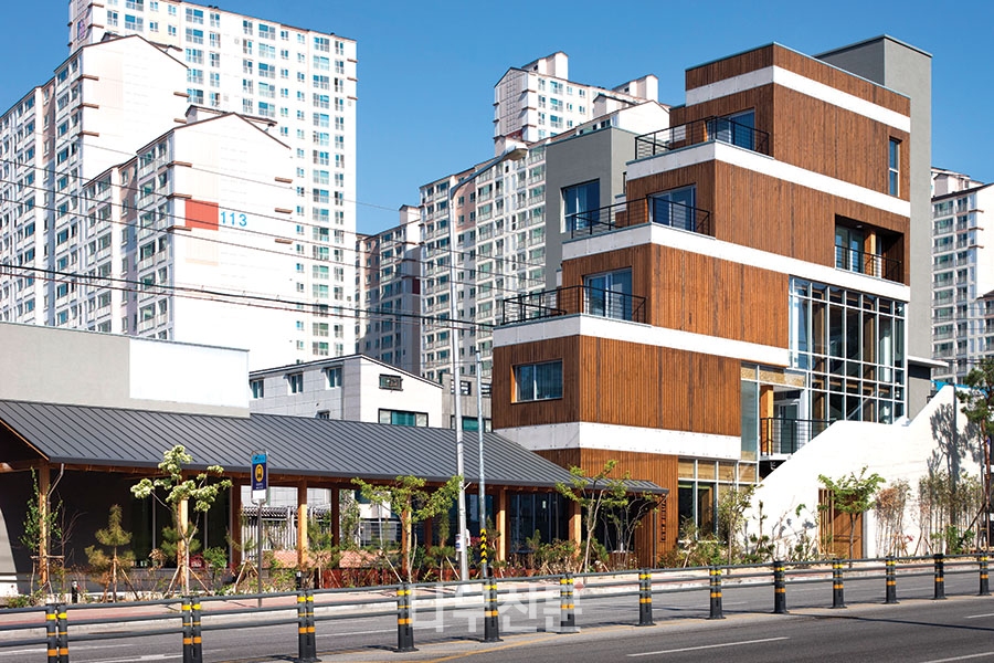 전면도로에서 바라 본 전경