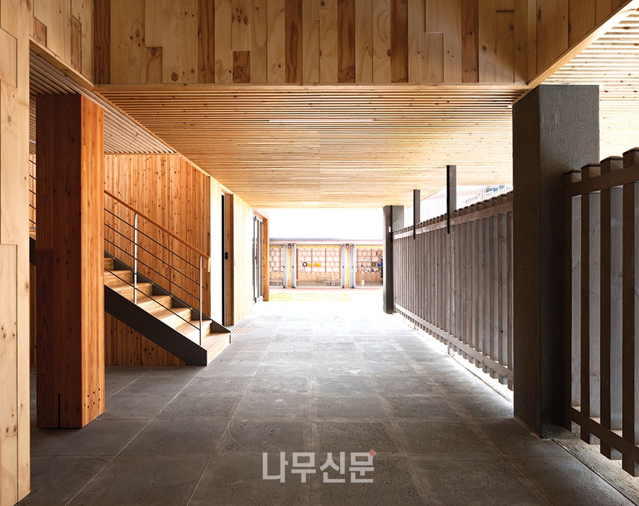 연구동 1층 입구에서 마당을 통해 돌봄센터를 바라 본 모습