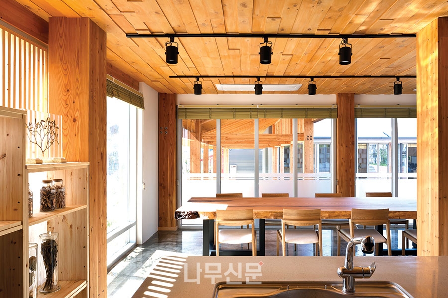 사랑방 카페에서 돌봄센터를 바라 본 모습