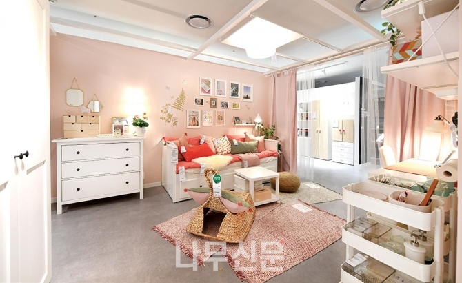 합리적 가격(Low Price)을 강조한 쇼룸.