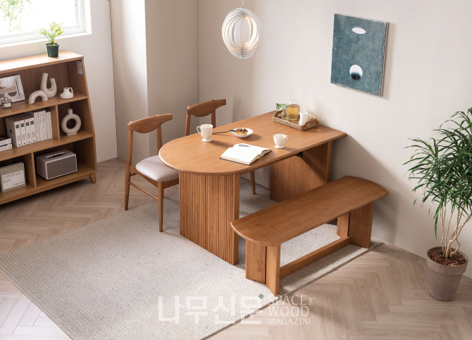 에몬스 가구는 4월30일까지 2022년도 인기 제품을 할인하는 ‘홈스타일링 프로모션’ 행사를 진행한다. 사진은 우드브루 원목식탁.