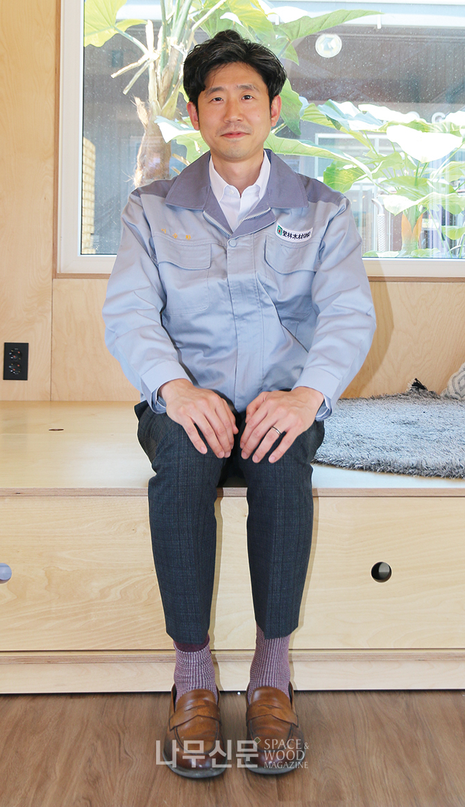 나무로홈 총괄 책임자 이승환 영림목재 부사장이 아사 내부에서 포즈를 취하고 있다.