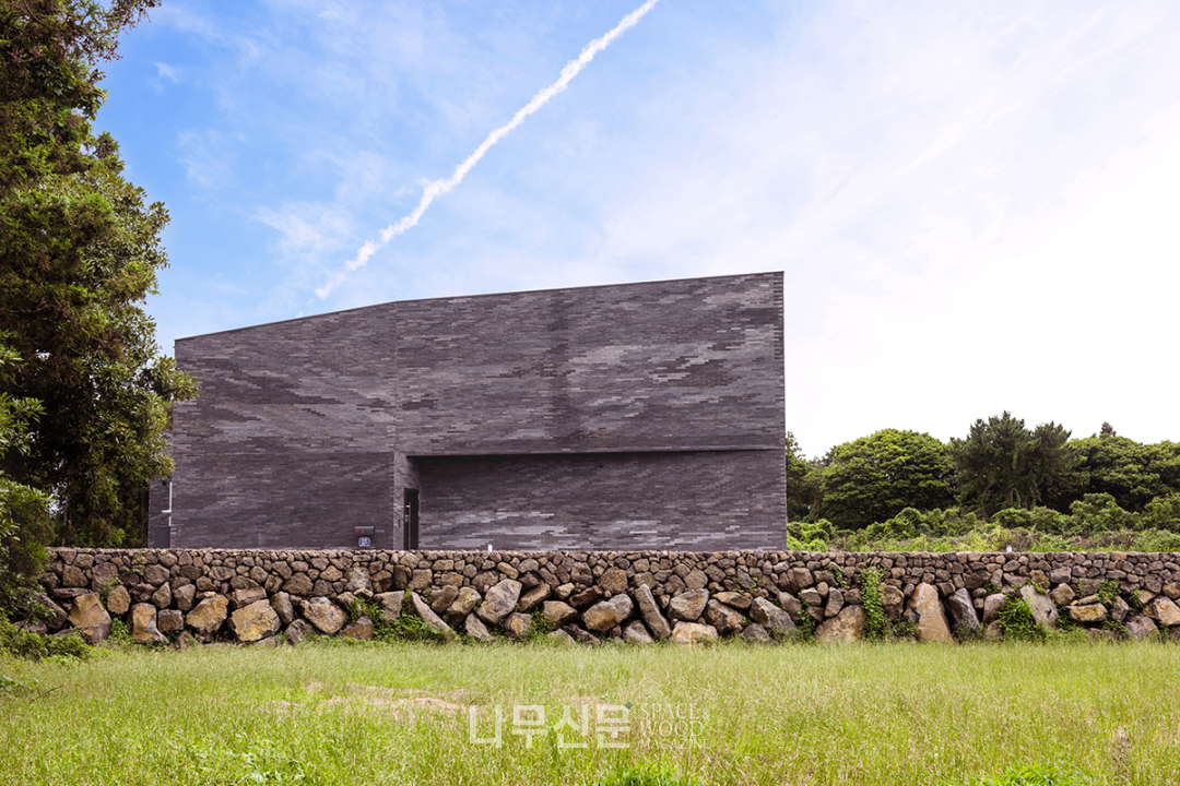 ‘14人 14色 건축사와 함께 하는 세상의 모든 집 이야기_세모집 : 2022 집톡 세미나’가 12월3일부터 17일까지 3주간 동대문 DDP 디자인랩에서 진행된다. 사진은 이엔건축사사무소 김현숙 건축사의 ‘에뚜왈 제주’. 사진제공=집톡