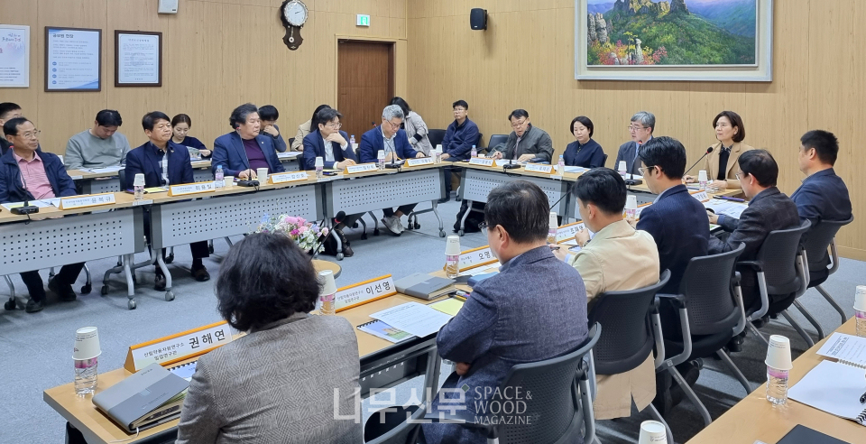 과학원은 산림약용자원연구소에서 산림약용자원을 활용한 연구발전 방안과 산업 활성화를 위한 연구고객 간담회를 개최했다.