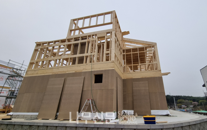 국립산림과학원은 전량 수입에 의존해오던 목조주택의 주요 건축 부재인 덮개 재료를 국산화할 수 있는 구조용 파티클보드를 개발하고, 현장 적용까지 완료했다.