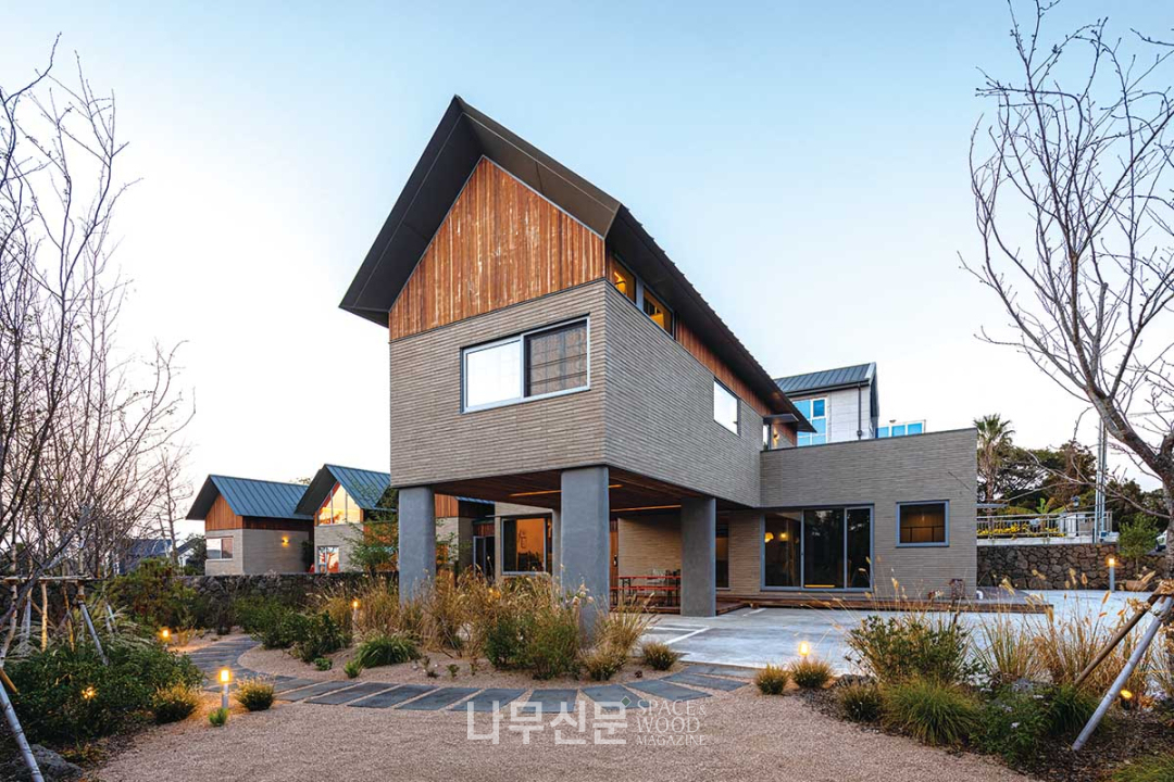 여섯 개의 박공지붕과 네 개의 마당이 있는 제주 ‘소우주’에는 12종의 목재가 사용되었다 - 나무신문