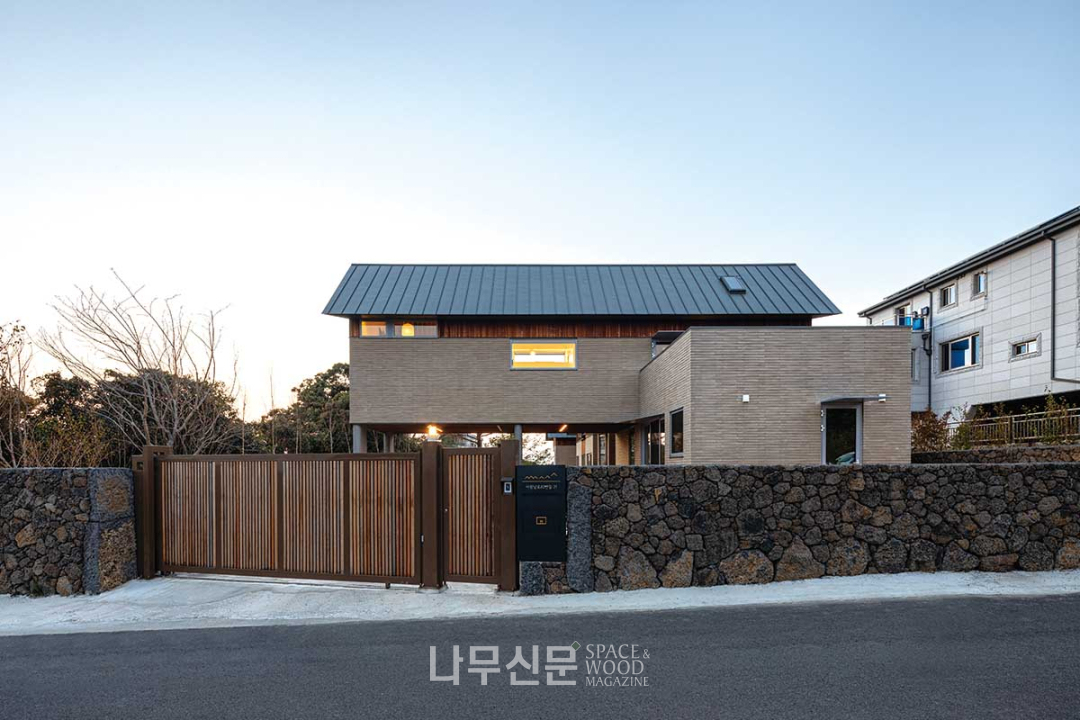 여섯 개의 박공지붕과 네 개의 마당이 있는 제주 ‘소우주’에는 12종의 목재가 사용되었다 - 나무신문