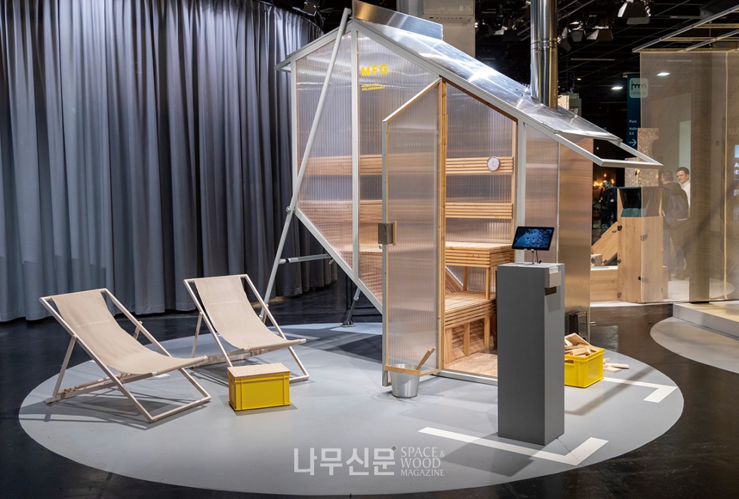 빛이 굴절되는 벽면으로 제작된 이동식사우나 ‘MFG MOBILE SAUNA’, 야자나무 섬유로 만든 지붕 타일 ‘Wasted Treasure’, 지속가능한 원단만을 사용한 파티션 ‘Pleated Partition Screen’, 현존하는 3인용 접이식 소파 중 가장 빠른 설치 속도를 자랑하는 ‘Ballast’가 치열한 경쟁을 뚫고 참신함을 인정받았다. Pure Talents Contest 2024의 수상작 및 후보작의 구체사항은 imm 공식 홈페이지에서 확인할 수 있다.