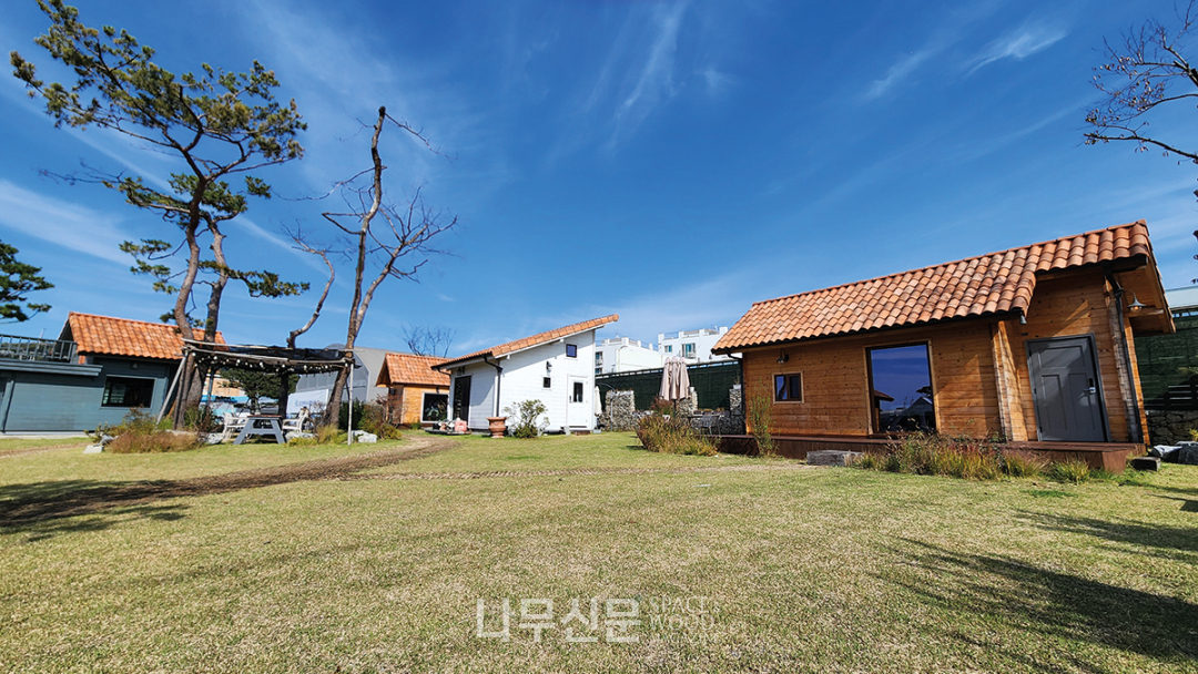 경기 김포 한강하우징 모델하우스 단지. 주로 농막 크기의 여섯 평형으로 꾸며져 있다. 단지 내에서 운영 중인 카페에서 음료를 마시면 누구나 무료로 이용할 수 있다.