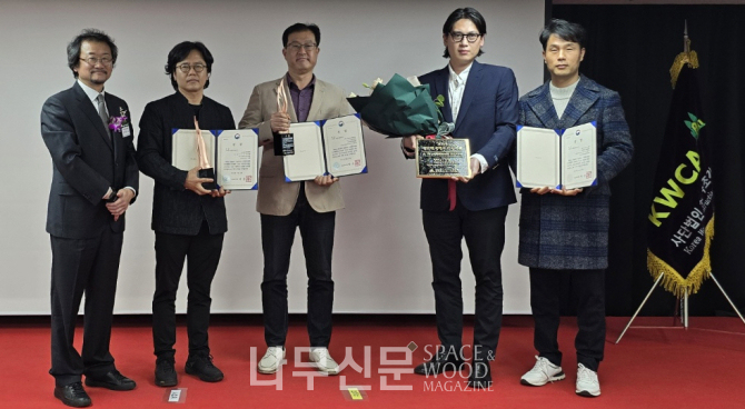 왼쪽부터 (사)한국목조건축협회 강승희 부회장, (주)조호건축사사무소 이정훈 대표, 씨제이대한통운(주) 건설부문 노민수 소장, 설해원 황정일 차장, (주)수피아건축 이주석 대표(준공부문 대상 국토교통부장관상 수상)