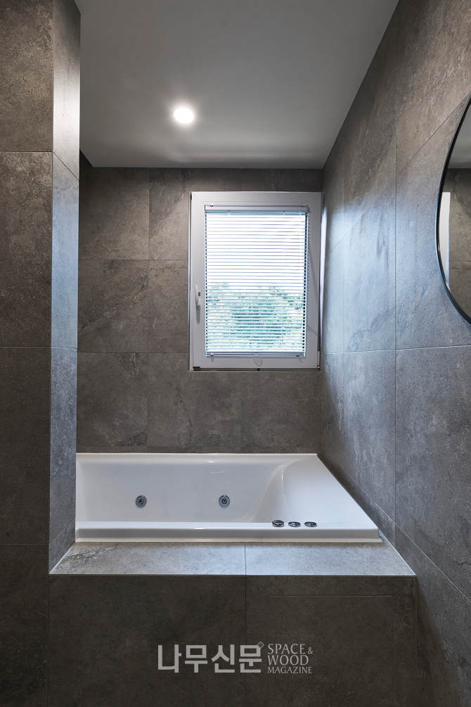 2층 공용욕실 / 부부욕실.