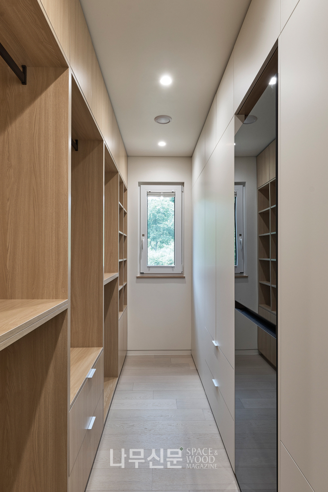 부부 욕실과 드레스룸.