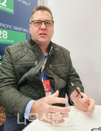 레이 그린(Ray Greene) 프로젝트 컨설턴트.