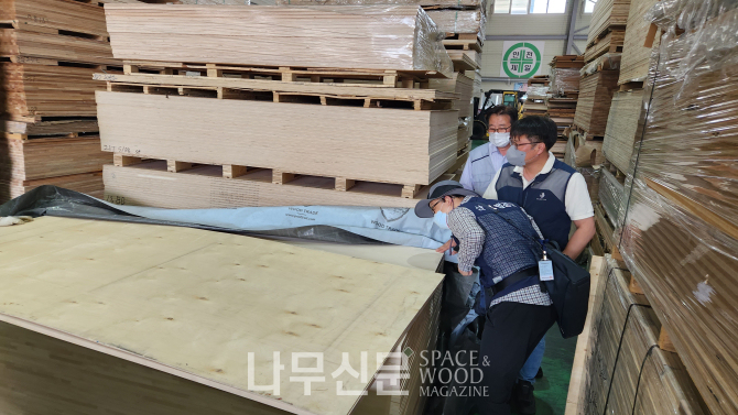 산림청은 불법·불량 수입생산 목재제품 품질단속을 실시한다.