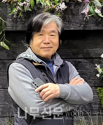 <strong>JJPLAN 정정수 대표</strong>(조경가 가드너)<br>홍익대학교와 동대학원 졸업대한민국 미술대전 운영위원 심사위원한국미술협회 정책연구소 소장 역임<br>수상 : 2008 IFLA 최우수상 (금광 초심원) / 2010 신한국인 대상(문화부문)<br>프로젝트:벽초지 수목원(설계·시공) / 래미안 금광 ‘초심원’(설계·시공) / ‘고도원 아침편지’ 명상센터 예술총감독 / 순천만 국제정원박람회 예술총감독