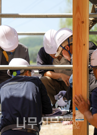 공강민 대표(오른쪽)가 시공현장을 지휘하고 있다.