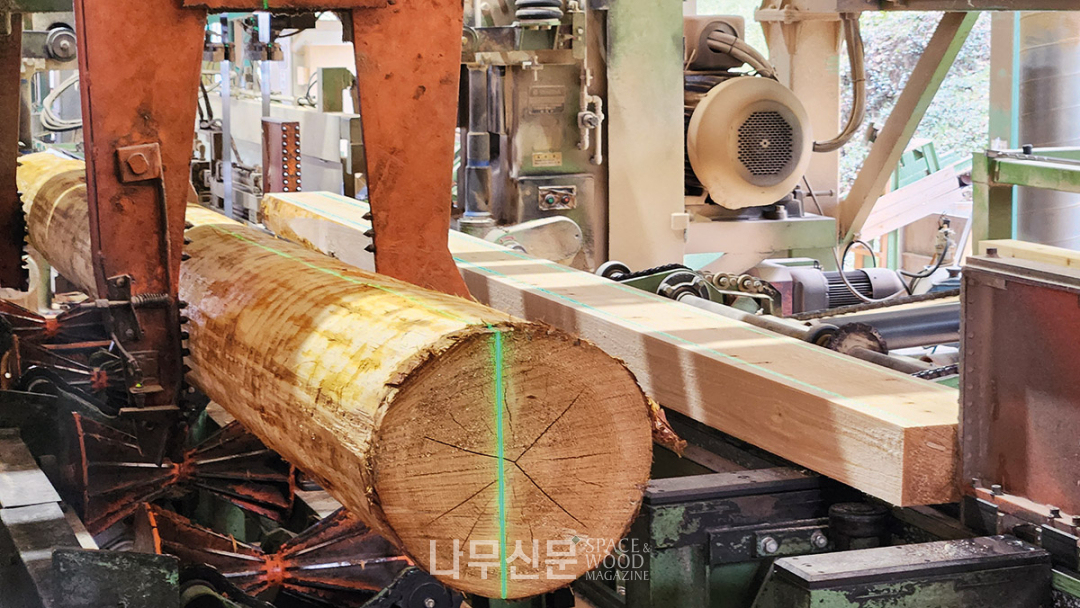 곤도제재소는 히노끼 토대를 전문으로 생산하고 있다.