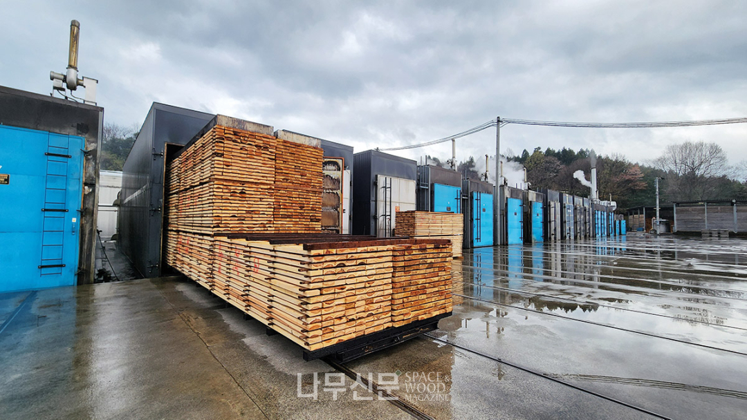 인근 5개 제재소가 협동조합을 조직해 건조로를 공동 운영하고 있다. 건조기 구입부터 일부 운영비까지 정부의 지원을 받았다.