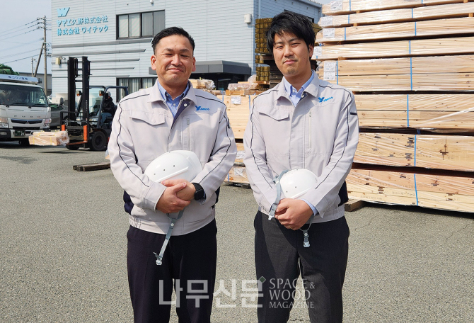 와이테크 사사기 히데아키 계장(우)과 야마모토 토요히사 씨.