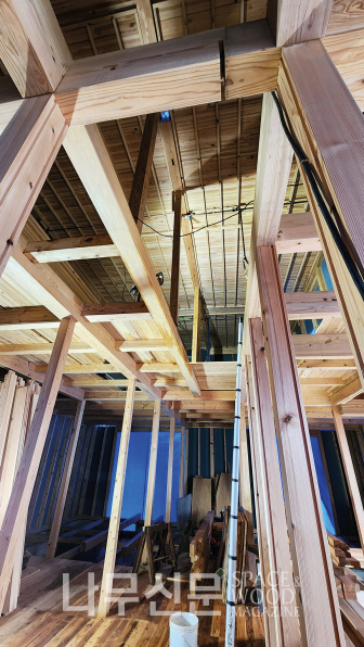 노부건축 시공현장 내부. '공장식 목조건축'과 달리 개인 시공사 중심의 일본 전통 목조건축은 대단면 부재들의 사용이 많다.