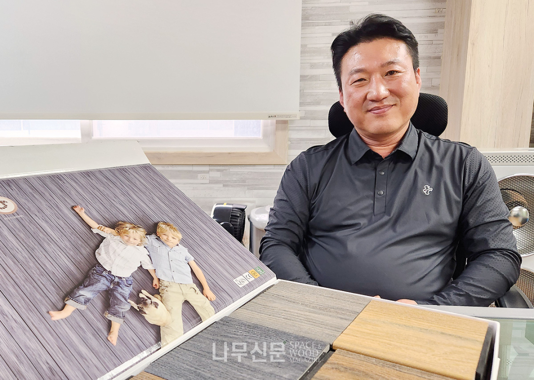 최근 론칭한 합성목재 ‘유로데크’ 샘플북 앞에서 설명하고 있는 최기주 대일우드 대표.