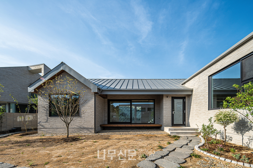 마당에서 본 전경. 집이 너무 튀지 않게 대지와 잘 어울리게 계획했다.