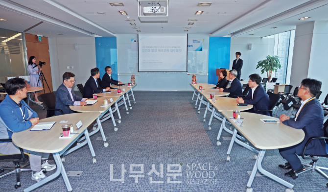 국립산림과학원은 포스코이앤씨와 공동으로 추진 중인 ‘목재-강건재 하이브리드 목조건축 기술개발 기획’ 과제의 중간 성과를 통해 목구조 기반 수직증축의 실현 가능성을 입증했다.