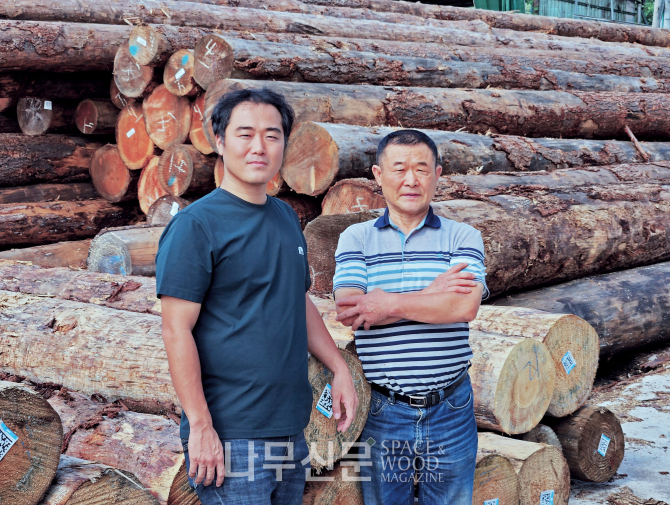 현대제재소 박창희 대표(오른쪽)와 박철민 실장.