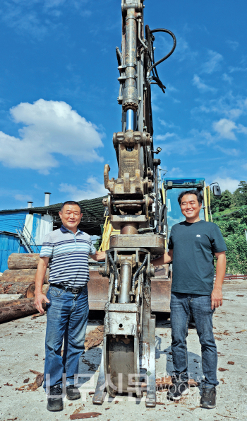 박창희 대표와 박철민 실장(오른쪽).<br>