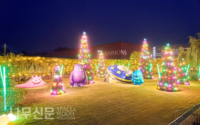 시몬스 침대가 시몬스 테라스에 크리스마스 트리 및 일루미네이션을 선보였다. 올해는 몬스터 캐릭터로 특별함을 더했다.